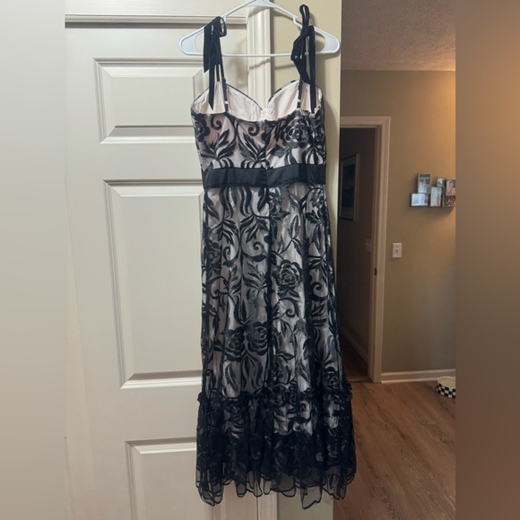 Dress - Picture 4 of 4